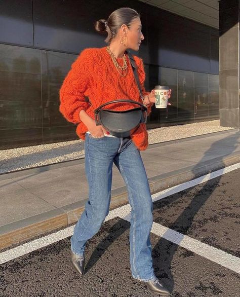 Orange Cardigan Outfit, Orange Sweater Outfit, Styling Sweaters, Winter Cardigan Outfit, Cardigan And Jeans, How To Stay Warm, Winter Sweater Outfits, Knitwear Trends, Orange Cardigan