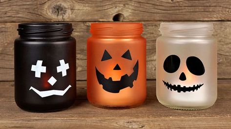 11 Best Halloween Mason Jar Ideas for Crafters | Craft With Sarah Jack O Lantern Diy, Halloween Mason Jars Diy, Mason Jar Halloween Crafts, Halloween Luminaries, Glow Halloween, Bricolage Halloween, Halloween Party Decor Diy, Halloween Jars, Dulces Halloween