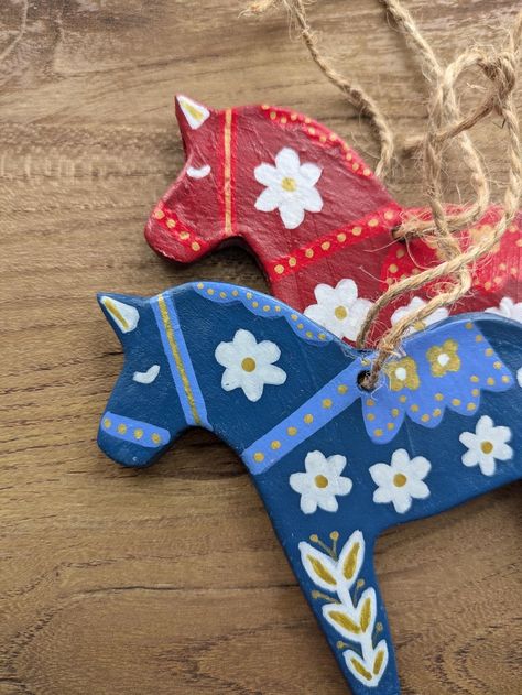 Diy Dala Horse, Dala Horse Craft, Felt Dala Horse, Rose Birthday, Rosé Birthday, Christmas Horses, Horse Crafts, Dala Horse, Horse Decor