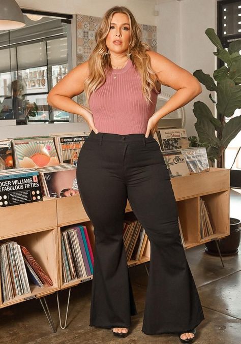 Plus Size Bell Bottoms, Flair Jeans Outfit, Bell Bottom Outfits, Bottom Outfits, Hourglass Outfits, High Waisted Jeans Outfit, Bell Bottoms Outfit, Flair Jeans, Curvy Model