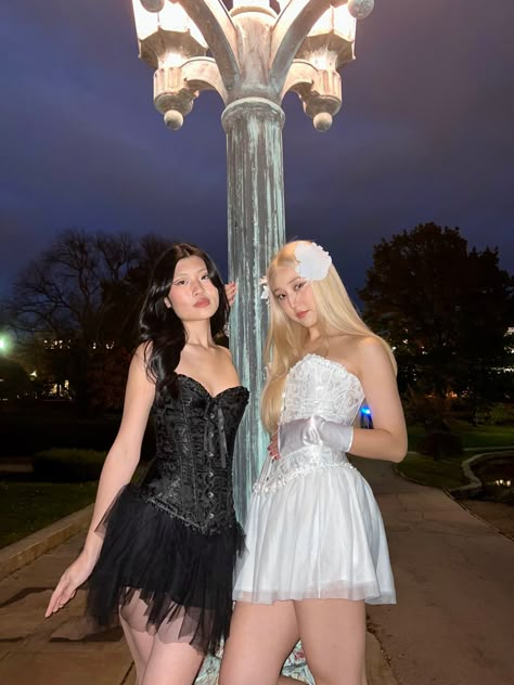 Best Friend Halloween Costumes For 2 Brunettes, Duo Princess Costumes, Fairy Duo Costume, Matching Costumes For Best Friends Duo, Brunette And Blonde Halloween Costumes, Blonde And Brunette Duo Costumes, Iconic Duo Costumes Best Friends, Iconic Halloween Costumes Brunette, Iconic Duo Costumes