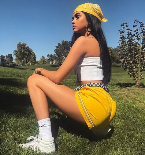 Maggie Lindemann | Coachella 2017☀️ Crop Top Outfits Summer, Gugu Mbatha Raw, Top Summer Outfits, Instagram Baddie, Maggie Lindemann, Summer Crop Tops, Crop Top Outfits, Yellow Shorts, Sneakers Outfit