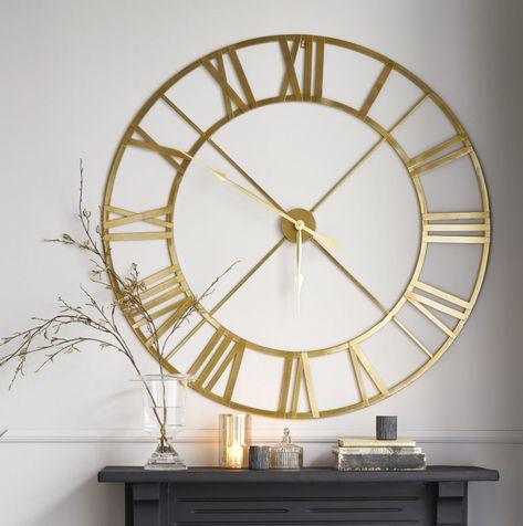 Gold Clock Wall Decor, Gold Accessories Living Room, Wall Artifacts, Amelie Bedroom, Cloakroom Ideas, Modern Wall Clock Design, Living Room Clock, Gold Kitchen Accessories, Gold Wall Clock