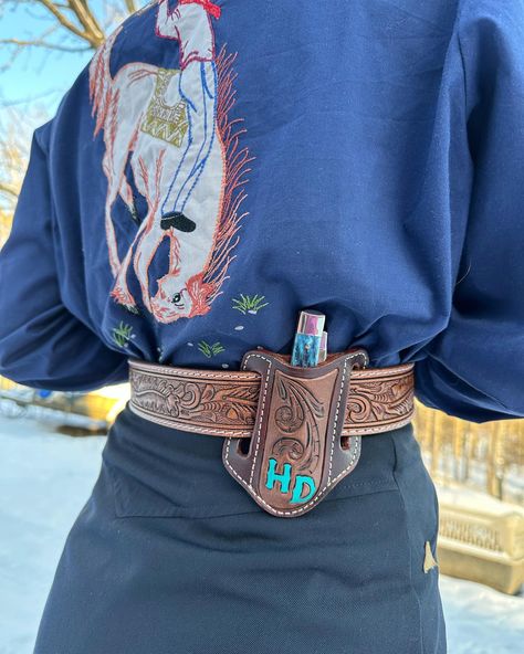 Custom knife sheath to match preexisting belt. Feat. New vintage pearl snap😮‍💨😮‍💨 Customs are open currently!! #western #knife #knifesheath #westernengraving #westernart #westernleather #leather #leathersmith #leathercarving #snow #cowboy #cowgirl Custom Western Tooled Belts, Hand Tooled Leather Necklace, Custom Hand Tooled Leather Belts, Tooled Leather Yeti Sleeve, Hand Tooled Leather Knife Sheaths, Western Pocket Knife, Tooled Leather Knife Sheath, Western Leather Work, Small Leather Projects