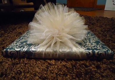 How to make an easy tulle bow for gift wrapping! diy-gift-ideas Bow For Gift Wrapping, Bow For Gift, Creative Wrapping, Wrapping Presents, Tulle Bow, Gift Wraps, Tulle Bows, Gift Wrapping Bows, Creative Gift Wrapping