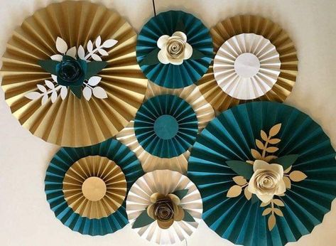 Cake Backdrop, Photo Backdrop Party, Event Backdrops, Cake Backdrops, Fan Decor, Paper Roses Diy, Paper Fan Decorations, Paper Rosettes, Stage Decor