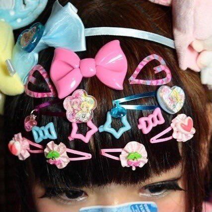 ༺☆༻ on Twitter: "… " Harajuku Hair Accessories, Pink Japanese Aesthetic, Harajuku Fashion Decora, Decora Hair, Harajuku Decora Kei, Hermit The Frog, Dark Decora, Fashion Subcultures, Harajuku Hair