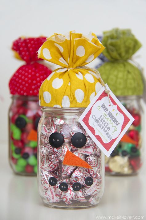 snowman candy jar gift 4 Christmas Candy Jars Ideas, Christmas Candy Jars, Christmas Candy Gifts, Neighbor Christmas Gifts, Christmas Decorations For Kids, Snowman Gifts, Easy Christmas Gifts, Mason Jar Gifts, Christmas Jars