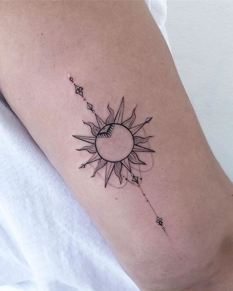 There are countless sun tattoo designs from the simple circle surrounded by lines (as we were taught to draw when we were young) or more complicated depictions like an overlapping sun and moon with faces. Tattoo Sonne, Sun Tattoo Designs, Stars Tattoo, Tato Henna, Moon Tattoo Designs, Sun Tattoos, Forearm Tattoo Women, Sun Tattoo, Aesthetic Tattoo