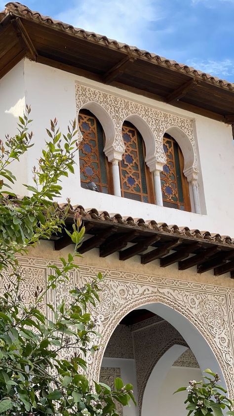 Islamic Architecture House Exterior, Traditional Moroccan House, Moroccan Architecture Traditional, Islamic House Design, Classic Facade Architecture, Andalusian Houses, Modern Islamic Architecture, Islamic Architecture House, Islam Architecture