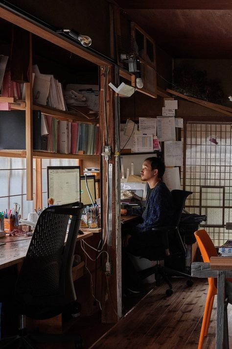 British architectural photographer Marc Goodwin has gone behind the scenes to capture 16 architecture workspaces in Japan. Japanese Art Studio, Photographer Workspace, Photographer Room, Architecture Studio Design, Japanese Museum, Asian Office, Japanese Houses, Japan Home, Home Studio Setup