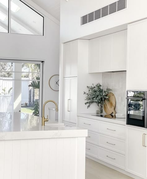 White Kitchen Australia, Bunnings Kitchen Kaboodle, Modern White Shaker Kitchen, Modern Hamptons Kitchen, Hampton Style House, Hampton Style Kitchen, Modern Hamptons Style, Queenslander Renovation, Hamptons Kitchen