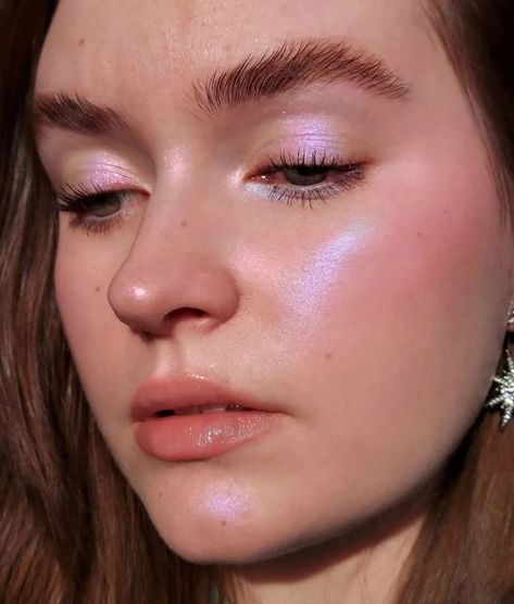 Merry on Instagram: "glowy iridescence using new highlighters from @gamebeauty 💜 skin: @covergirl smoothers concealer (fair) @lorealparis infallible foundation powder (pearl) @colourpopcosmetics pressed powder blush (to the 10) @gamebeauty elemental pearl highlighters (pyro, electro, cryo)* @colourpopcosmetics freckle pen eye: @lorealparis lash paradise mascara @nyxcosmetics the brow glue lip: @nyxcosmetics lip pencil (nude suede shoes) @essence_cosmetics clear lip gloss *gifted ~retouched i Rose Macaron, Pink Highlighter, Maquillage On Fleek, Pink Highlights, Makeup To Buy, Cream Eyeshadow, Glam Looks, Fair Skin, Glam Makeup