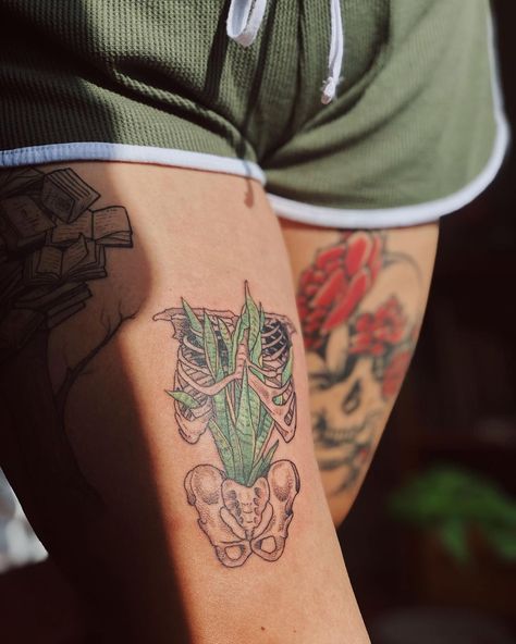 Natalie Altamirano en Instagram: “Plant lady ‘til I die, y’all!! 🌱🌿🍃🌵 It’s no secret I love plants and I’m truly my happiest when I’m surrounded by nature. This tattoo is a…” Skeleton Plant Tattoo, House Plant Tattoo Ideas, Plant Lady Tattoo, Houseplant Tattoo, House Plant Tattoo, Tattoo Skeleton, I Love Plants, Tattoo Plant, Skeleton Tattoo