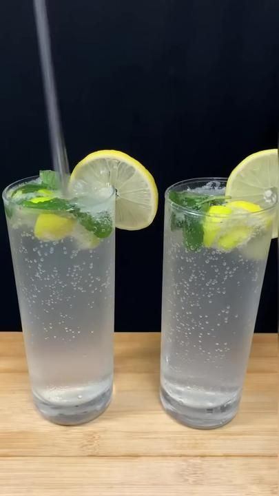 Simple Mojito Recipe, Sparkling Water Recipes, Easy Mojito Recipe, Perfect Summer Drink, Mint Mojito, Mojito Recipe, Refreshing Drinks Recipes, Lemon Slices, Creative Cocktail