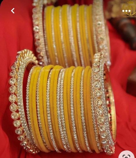 Bangles Design Gold, Latest Gold Bangles, Yellow Bangles, Png Light, Thread Bangles Design, Indian Jewelry Earrings, Indian Bridal Jewelry Sets, Antique Jewellery Designs, Jewelry Set Design