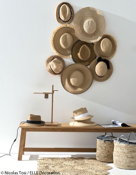 Accrocher de façon aléatoire des chapeaux de paille naturelle en variant les tailles.Banc, design Studio Ilse pour DE LA ESPADA chez The Conran Shop. Chape... White Wall Decor, Deco Originale, Design Del Prodotto, Empty Wall, Wall Deco, Baskets On Wall, Elle Decor, Interior Design Trends, 인테리어 디자인