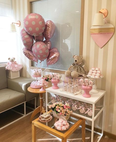 Hospital Decoration, Girl Baby Shower Centerpieces, Decoration Buffet, Baby Gril, Baby Shower Souvenirs, Baby Shower Candy Bar, Idee Babyshower, Baby Gift Hampers