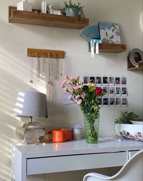 Desk College Apartment, Shelves In Room Ideas, Summer Room Ideas Aesthetic, Summer Room Aesthetic Ideas, Bedroom Inspirations Desk, Aesthetic Shelf Decor Bedroom, Shelves Above Desk Aesthetic, Shelves On Wall Bedroom, Flowers In Bedroom Aesthetic