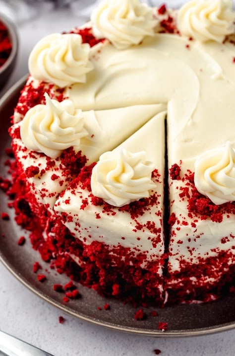 Perfect red velvet cake can be hard to find and even harder to replicate at home. With a few key ingredients and careful steps, you can easily make this classic red velvet cake in your own kitchen and feel like a world class baker to boot. Eggless Red Velvet Cake, Best Red Velvet Cake, Red Velvet Desserts, Cream Cheese Frosting Easy, Cream Cheese Frosting Cake, Kek Lapis, Red Velvet Cake Recipe, Velvet Cake Recipes, Eggless Desserts