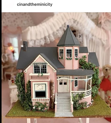 Small Victorian Bloxburg House, Bloxburg Dollhouse, Small Victorian Homes Bloxburg, Mini Castle Bloxburg, Minecraft Doll House, Coquette Blocksburg House, Coquette House Exterior, Mini Castle House, Victorian Homes Bloxburg