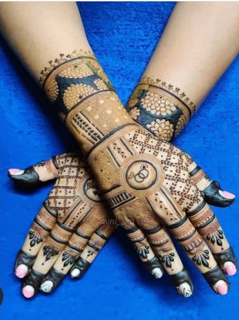 Engagement Mahendi Design Brides Simple, Engagement Mehndi Designs For Bride Back Side, Engegment Mehndi Simple, Mahendi Designs Engagement, Engagement Henna Designs With Ring, Back Hand Engagement Mehndi Designs, Kankupagla Mehndi Design For Hand, Engagement Mahendi Designs Latest, Egejment Mehandi New