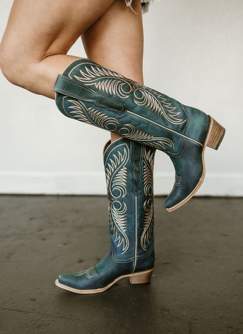 Blue Wedding Boots For Bride, Concert Western Outfit, Blue Wedding Boots, Crunchy Cowgirl, Blue Boots Outfit, Turquoise Cowboy Boots, October Fashion, Southern Fashion, Wedding Boots