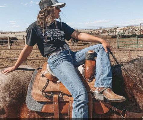 Western Riding Clothes, Country Girl Aesthetic, Aesthetic Country, Foto Cowgirl, Cute Cowgirl Outfits, Rodeo Girls, Casual Country Outfits, Southern Outfits, Country Style Outfits