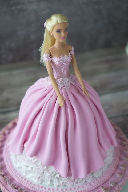 How To Make A Barbie Cake, Barbie Cake Dress, Barbie Doll Cake Ideas, Birthday Dinner Dresses, Doll Cake Tutorial, Barbie Themed Birthday Party, Princess Dress Cake, Barbie Themed Cake, Barbie Cake Designs