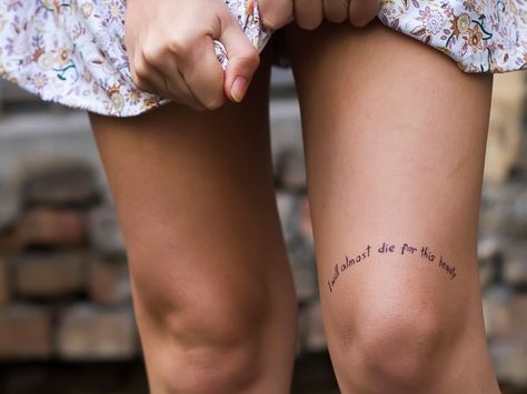 I wanna put either "Amor vincit omnia" or "alias volat propriis" OR "veritas" here. Cute Meaningful Tattoos, Font Tato, Tattoo Script Fonts, Unusual Tattoo, Small Meaningful Tattoos, Tattoo Font, Knee Tattoo, Tattoo Script, Tattoo Feminina