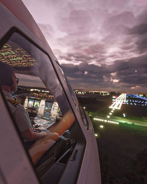 Pilot Cockpit, Pilot Career, Plane Photography, Bob Marley Pictures, Commercial Pilot, Student Pilot, Microsoft Flight Simulator, Pilots Aviation, Aviation World