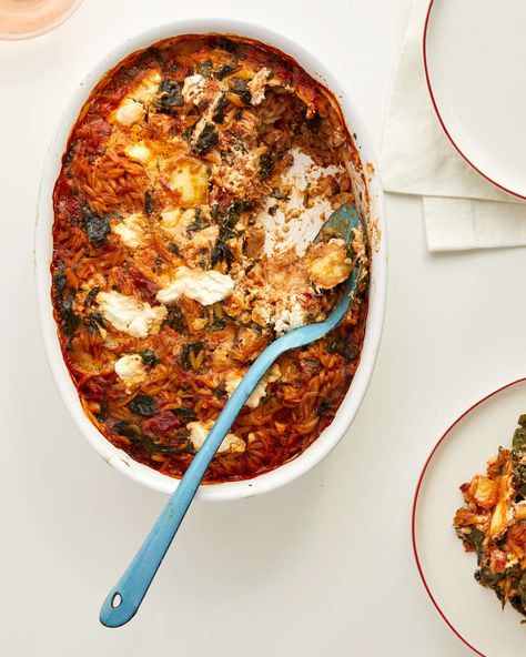 Recipe: 5-Ingredient Creamy Tomato Baked Orzo — Recipes from The Kitchn Baked Orzo, Easy Italian Recipes, Make Ahead Salads, Quick Cooking Recipes, Orzo Recipes, Baked Tomatoes, Italian Recipes Easy, One Pot Dinner, Pasta Dinner Recipes