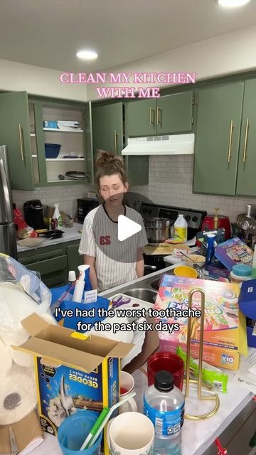 𝗦𝗔𝗧𝗜𝗦𝗙𝗬𝗜𝗡𝗚 𝗖𝗟𝗘𝗔𝗡𝗜𝗡𝗚 on Instagram: "Clean my kitchen with me.. 🚮🧼 (🎥 TT/_amanduhh__) #reels #cleaning #cleaningmotivation #deepclean #cleaningtips" Motivation Cleaning Room, How To Clean Fridge, Mr Clean Funny, Cleaning Asmr Videos, Cleaning Videos Satisfying, Cleaning Motivation Videos, Clean With Me Videos, Before And After Cleaning, Sunday Cleaning