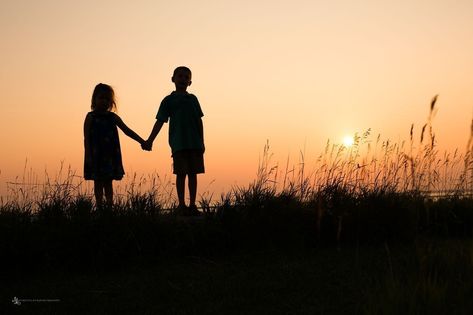 Sister And Brother Pictures Aesthetic, 5 Sisters Drawing, Sibling Aesthetic Brother And Sister, Sister And Brother Pictures, Brother Sister Photos Aesthetic, Brother And Sister Photoshoot, Brother Sister Aesthetic, Siblings Aesthetic Brother And Sister, Sloane Hargreeves