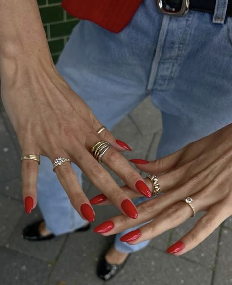 Red Nails With Outfit, Red Nail Outfit Aesthetic, Red Nails Blonde Hair, Chilli Red Nails, Kendall Jenner Red Nails, Nails And Jewelry Aesthetic, Chili Red Nails, Outfits With Red Nails, Red Nail Outfit