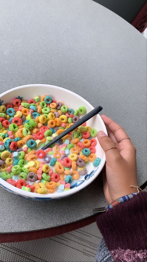 Cereal Aesthetic, Cereal With Milk, Eating Cereal, Food Babe, Healthy Food Dishes, Delicacy Food, Food Videos Cooking, Food Snapchat, Food Obsession