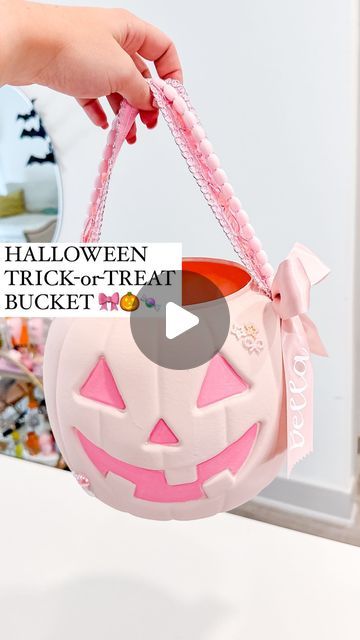 Pokeball Halloween Bucket, Diy Pumpkin Basket, Pink Jack O Lantern, Halloween Bucket Decor, Plastic Halloween Bucket Ideas, Diy Halloween Bucket, Diy Halloween Buckets For Kids, Diy Trick Or Treat Buckets, Halloween Bucket Ideas