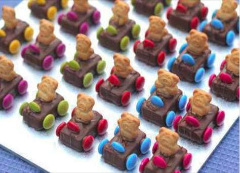 Edible Teddy Bear Race Cars Teddy Cookie, Biscuits Graham, Teddy Grahams, Cooking Mama, Teddy Bears Picnic, Decorações Com Comidas, Tiny Teddies, Bear Picnic, Kids Treat