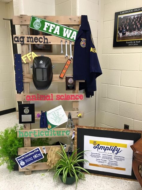 Make a easy pallet display for your school lobby during FFA Week! #FFA #FFAWeek Ffa Booth Ideas, Ffa Display Ideas, Ffa Awards Display, Ffa Classroom Ideas, Ffa Week Ideas Activities, National Ffa Week Ideas, Agriculture Teacher Classroom, Ffa Graduation Party Ideas, Ffa Senior Pallets