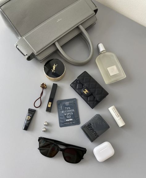 What's In My Bag Aesthetic, Wallets For Girls, Everyday Bag Essentials, What's In My Purse, Lux Fashion, Inside My Bag, Purse Essentials, Handbag Essentials, Bag Obsession