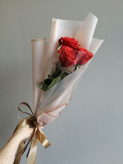 3 Rose Bouquet Simple, Buketi Flowers, Single Rose Bouquet, Single Flower Bouquet, Ribbon Flowers Bouquet, Flower Shop Decor, Love Rose Flower, Diy Bouquet Wrap, Flower Bouquet Diy