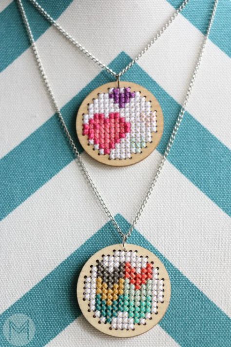 crossstitch Cross Stitch On Wood, Pendant Embroidery, Cross Stitch Pendant, Stitch Necklace, Cross Stitch Necklace, Jewelry Making Business, Stitch Jewelry, Perle Cotton, Pendant Tutorial