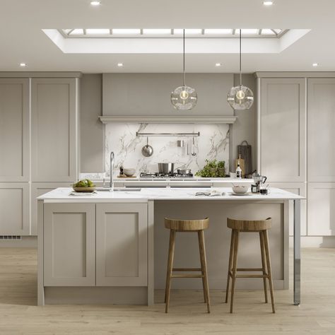 Howdens Chilcomb, Kitchen Shaker Style, Modern Shaker Kitchen, Shaker Kitchen Design, Howdens Kitchens, Kitchen Shaker, Open Plan Kitchen Dining Living, White Shaker Kitchen, Handleless Kitchen