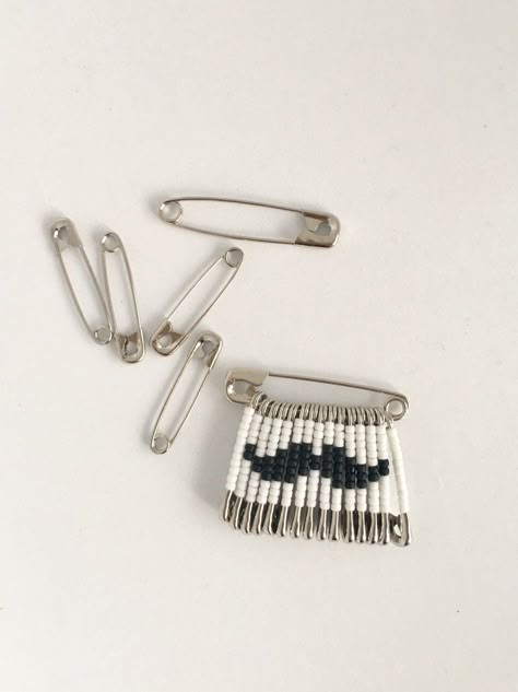 Beaded Safety Pins Diy, Diy Lapel Pins Men, Seed Bead Charms Diy, Safety Pin Ideas, Safety Pin Beads, Safety Pin Diy, Safety Pin Jewelry Patterns, Bead Pins, Safety Pin Art