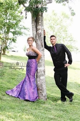 Prom Pictures Poses, Prom Group Poses, Prom Photo Poses, Prom Pictures Group, Prom Photography Poses, Couple Prom, Homecoming Poses, Poses Outdoor, Prom Pictures Couples