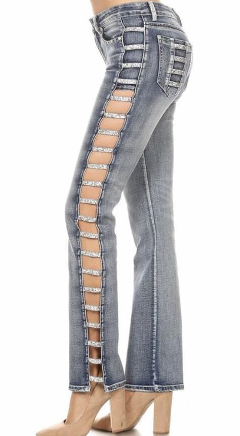 Bespoke Denim, Expensive Jeans, Walking Fashion, Casual Outfit Summer, Jeans Refashion, Bling Denim, Summer Outfits Casual, Bling Jeans, Outfits For Summer