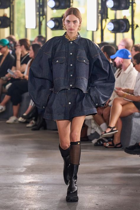 Sacai Spring 2024 Ready-to-Wear Collection | Vogue Outfits With Socks, Ideal Wardrobe, Fashion Aesthetics, Denim Details, Spring 2024, Look Fashion, Runway Fashion, Paris Fashion Week, Fashion Collection