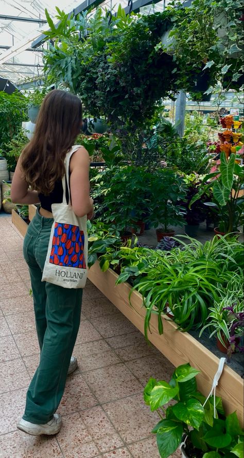 Plant Shopping Outfit, Plant Life Aesthetic, Plant Shopping Aesthetic, Plant Mum Aesthetic, Gardening Aesthetic Outfit, Gardening Aesthetic Girl, Sunshine Aesthetic Girl, Flower Aesthetic Outfits, Plant Mom Outfits