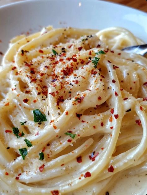 Creamy Pasta with Red Pepper Flakes Red Pepper Flakes Pasta, Red And White Sauce Pasta, Red Sauce Pasta Recipes, Red Pepper Pasta, White Sauce Pasta, Mexican Corn, Cozy Dinner, Homemade Tomato Sauce, Spicy Dishes