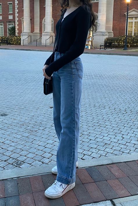 Collarbone Outfit, Dark Coloured Outfits, Kate Broke Outfits, Casual Model Outfits, Simple Outfits Jeans, Outfit Ideas Movies, Basic Classy Outfits, Fitted Jeans Outfit, Outfit Inspo Fall School